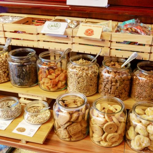 Glasgefäße mit Snacks und Müsli in einem Geschäft.